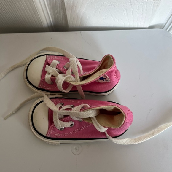 Toddler size 4 converse all star chuck Taylor, high tops - Picture 2 of 5